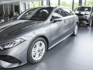 2025 Benz conducción <span class=keywords><strong>a</strong></span> la izquierda Turbo automático 136 caballos de fuerza sedán <span class=keywords><strong>compacto</strong></span> con asientos de cuero R17 cámara trasera coche usado para ventas - Product Image 2