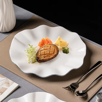Nouveauté 2025, assiettes à dîner de forme irrégulière, design de bord bleu, émail blanc, assiette de service en céramique à volants pour mariage, événement