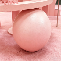 Kiosque de beauté pastel ludique,cabine de cosmétiques à thème avec des installations de boule rose géantes et l'image de marque