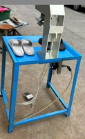 Machine semi-automatique de pose d'étiquettes par film à froid pour la production de chaussons en mousse