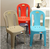 Chaise de salle à manger monobloc en plastique épaissi, style luxe léger, pour usage commercial, avec dossier, empilable et facile à ranger, de Guangdong