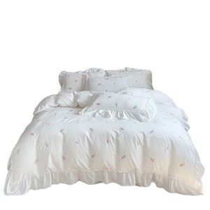 Nuovo Set di Biancheria da Letto di Lusso per il Festival del Commercio di Marzo, Set Copripiumino Personalizzato con Ricamo a Rosa in Cotone Lavato e Pizzo Ondulato per Signore - Product Image 5