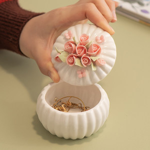 โถเก็บดอกไม้เซรามิกเคลือบเงาแบบรักษ์โลก สำหรับใส่เครื่องประดับ กล่องของขวัญแต่งงานสุดสร้างสรรค์ ของตกแต่งบ้าน ชุดดอกกุหลาบแบบกำหนดเอง - Product Image 3