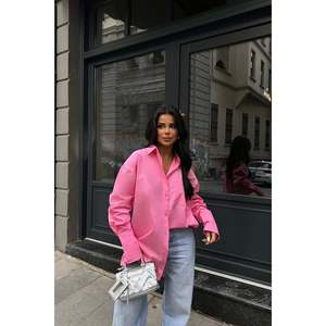 เสื้อเชิ้ตผ้าป๊อปลินสีชมพูสไตล์ลำลอง ปักลายทาง แต่งกระเป๋าผ้าฝ้ายถักแบบวินเทจ สำหรับใส่ทำงาน ไซส์ XS ฤดูใบไม้ผลิ ฤดูร้อน ฤดูใบไม้ร่วง - Product Image 1