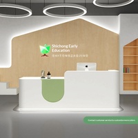 Réception d'institut de formation, studio de danse, centre d'éducation de la petite enfance, design moderne minimaliste en bois avec rangement