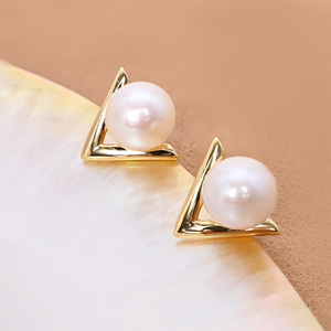 Prix direct usine – Boucles d'oreilles minimalistes en perles véritables 7-8 mm, en argent 925, finition <span class=keywords><strong>lettre</strong></span> V, pour boutiques en ligne - Product Image 1
