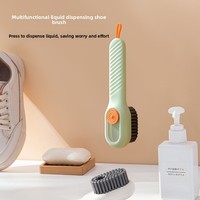 Brosse de nettoyage de chaussures multifonctionnelle en plastique pour la maison, avec distributeur de liquide et long manche, à suspendre pour le rangement