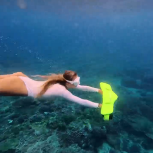 Moteur électrique subaquatique durable pour scooter aquatique Sea Bob, adapté aux activités aquatiques comme la plongée, le snorkeling, les activités en lac, rivière et mer. - Product Image 1