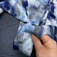 Tissu en double georgette extensible 93% soie de mûrier 7% élasthanne 19mm, imprimé numérique bleu encre, pour robe