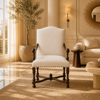 Chaise rembourrée en bois massif avec accoudoirs sculptés à la main et cadre en X ondulé pour salon de luxe