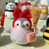 Jouets en feutre de laine personnalisés, adorables animaux en peluche (pingouin rose, abeille, amboutonnière), faible MOQ, fabriqués en Chine selon l'image