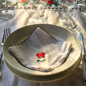 Serviettes de table en coton et lin brodées sur mesure avec logo pour les commandes en gros de l'hôtellerie et des restaurants - Product Image 1