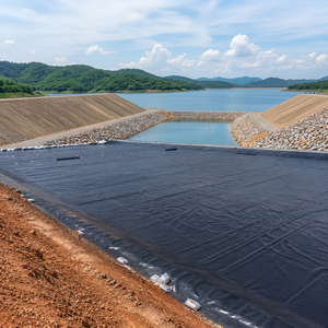 แผ่นปูบ่อเก็บน้ำ HDPE ขนาด 1.00 มม. มาตรฐาน ASTM GRI GM13 แผ่นกันซึมชนิดม้วน โพลีเอทิลีนความหนาแน่นสูง สำหรับเก็บน้ำ - Product Image 1