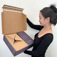 Maßgefertigte Wellpappe-Abonnementboxen Vollfarbig Bedruckte Matte Schlafanzug-Unterwäsche-Kleidungsversandverpackung