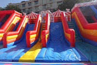 Parcours d'obstacles gonflable géant commercial avec plusieurs toboggans, aire de jeux extérieure pour la location d'événements