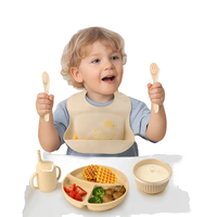 Ensemble de vaisselle en silicone de qualité alimentaire non toxique au design moderne pour enfants, comprenant une fourchette à ventouse, une cuillère, un bavoir pour tout-petits, une assiette et une boîte