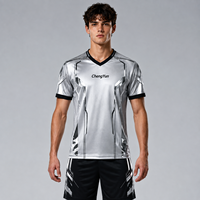 Maillot de football argenté métallisé, style techwear futuriste, vêtement de sport réfléchissant