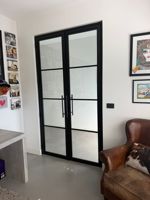 Porte battante intérieure en acier et verre pour chambre à coucher