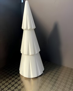 Árbol de Navidad en Miniatura Moderno de Resina Blanca con Forma de Pino, Decoración Pequeña para Mesa de Interior, Artesanía Duradera y Ecológica, Sin Luces - Product Image 1