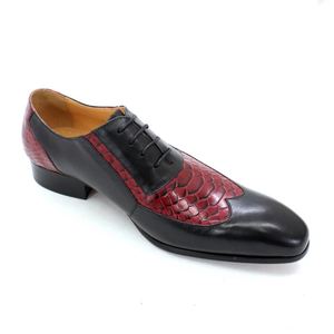 Chaussures habillées formelles pour hommes en cuir noir à bout aile, motif python rouge rétro, empeigne patchwork - Product Image 4