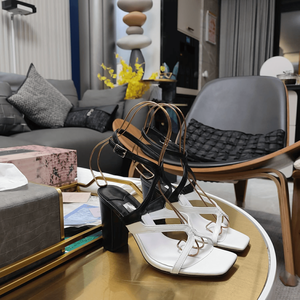 Zapatos de Tacón Alto Jimmy para Mujer, Versátiles, con Cadena Decorativa en el Tobillo, Punta en Pico, Elegantes, para Ocasiones Casuales y Formales - Product Image 1