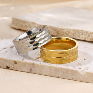 Anillo de acero inoxidable de joyería de moda de patrón golpeado para hombre de 8mm de alta calidad - Product Image 4