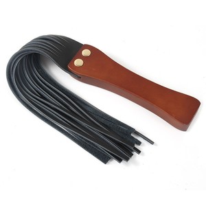 Fouet à main en simili cuir noir avec manches et claquettes en bois massif, pour usage romantique - Product Image 2