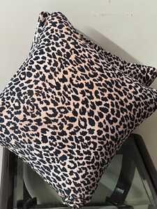 Housse de coussin moderne en velours de coton, imprimé léopard beige et noir, taille personnalisable, fermeture éclair, attrayante pour la maison et l'hôtel - Product Image 1