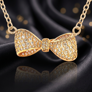 Collier tendance avec pendentif nœud en ruban pavé de zircons pour femme, idéal pour fiançailles, mariage, anniversaire, en laiton et zircon. - Product Image 3