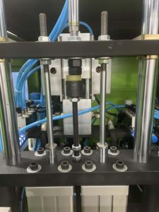 ماكينة نفخ الزجاجات البلاستيكية الصغيرة الأوتوماتيكية بالكامل ، ماكينة تشكيل النفخ بمحرك Bph ، <span class=keywords><strong>2</strong></span> تجويف 1.5 لتر - Product Image 6