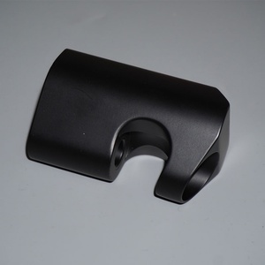 Fresado CNC Personalizado para Soporte de Aluminio Anodizado Negro Mecanizado con Doble Orificio para Piezas de Conexión Mecánica - Product Image 1