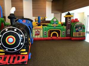 Nuovo Design: Percorso a Ostacoli Gonfiabile Commerciale a Tema Stazione Ferroviaria Divertente con Treno Gonfiabile - Product Image 6