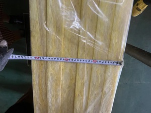 Panneau de plafond en laine de verre isolante thermique imperméable, densité 48 kg/m3, poids de <span class=keywords><strong>l</strong></span>'<span class=keywords><strong>isolation</strong></span> en fibre de verre - Product Image 3