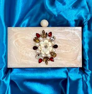 Colección de bolsos y embragues de resina, preciosos bolsos hechos a mano de alta calidad con patrones de resina únicos que ofrecen lo perfecto - Product Image 3