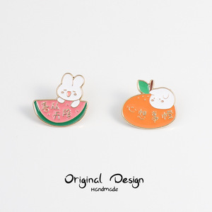 良い意味を持つフルーツの形をしたバッグブローチピン、かわいいカートンに入ったイチゴ、スイカ、オレンジ、梨、柿、ウサギのブローチを娘に贈ります - Product Image 2