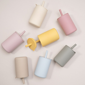 Gobelets d'eau pliables en silicone sans BPA personnalisés, tasse d'apprentissage pour bébé avec couvercle - Product Image 4