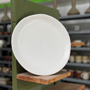 Assiette en céramique artisanale haut de gamme en grès émaillé à haute température, motif culture tribal, résistante au four et au micro-ondes, élégante pour la présentation et le service. - Product Image 1