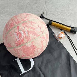 Balón de Baloncesto de Cuero de Alta Calidad con Logotipo Personalizado - Set de Regalo Promocional para Amigos con Impresión en Serigrafía - Product Image 1