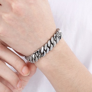 <span class=keywords><strong>Bracciale</strong></span> da Uomo in <span class=keywords><strong>Acciaio</strong></span> al Titanio con Design Creativo, Catena Cubana con Perline da 12mm e Finitura Smussata - Product Image 1