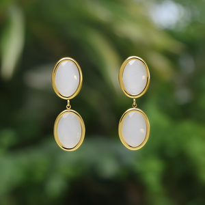 Boucles d'oreilles pendantes tendance en acier inoxydable 316L plaqué or PVD, design ovale avec pierre, durables et résistantes - Product Image 3