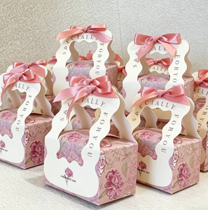 Boîte cadeau portable personnalisée avec poignée, boîte à dragées florale rose avec nœud en ruban, emballage pliable pour bonbons de mariage - Product Image 1