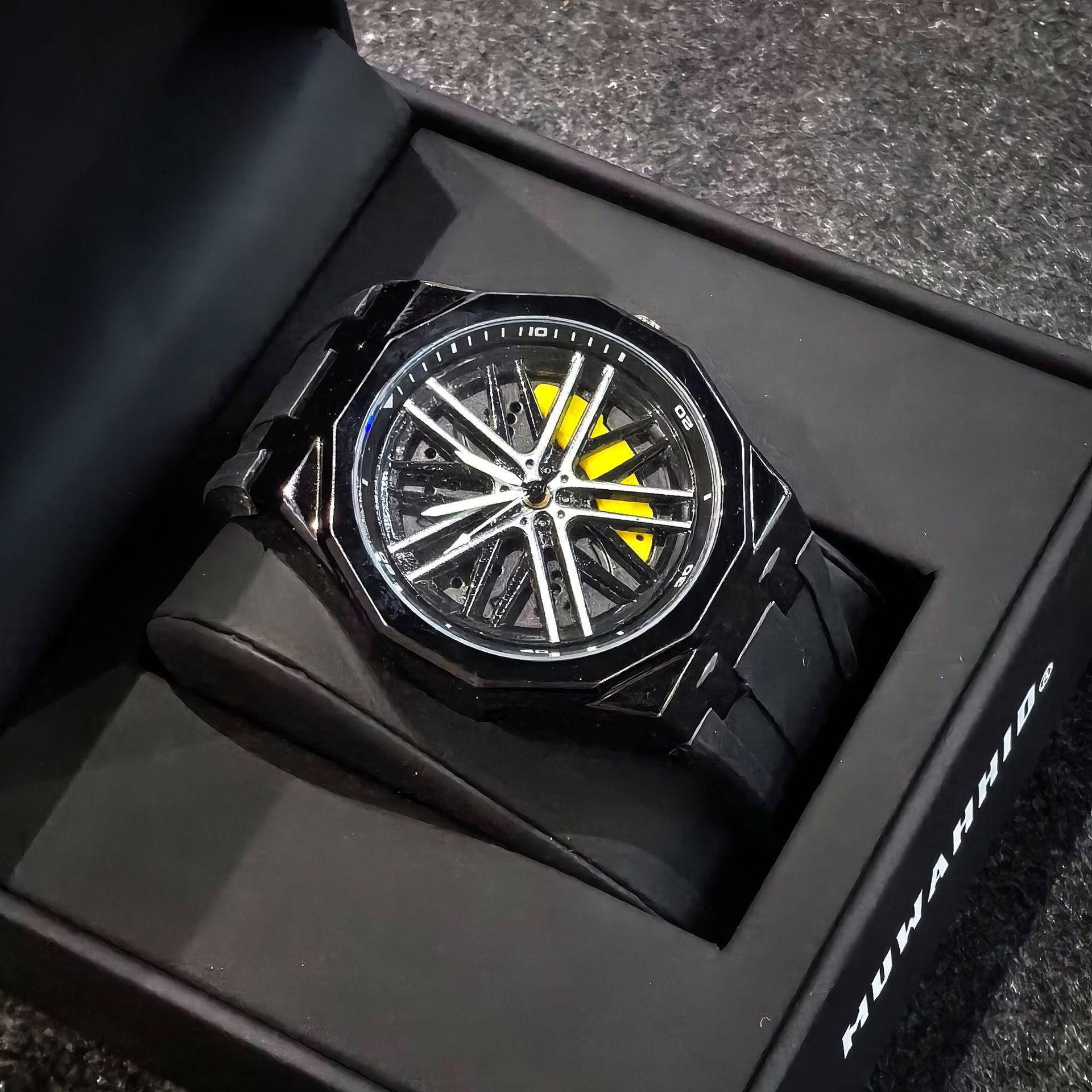 Boîte à montre avancée jaune