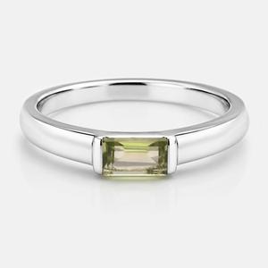 Anillo de Plata de Ley 925 con Peridoto Clásico para Mujer de Emrusa Jewellers, con Solitario de Corte Baguette en Engaste de Bisel - Product Image 1