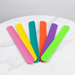 สายรัดข้อมือซิลิโคนสีพื้นแบบขายส่งสำหรับใช้ในงานโปรโมชั่น - Product Image 1