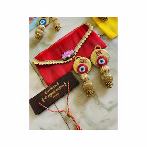 Elegante conjunto de rakhi tradicional con diseño Divine Om Lujoso sobre de terciopelo rojo con cuentas doradas para Bhaiya Bhabhi - Product Image 1