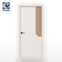 Porte intérieure bicolore en WPC blanc avec incrustation latérale en grain de bois et coins coupés pour l'approvisionnement des immeubles d'appartements modernes