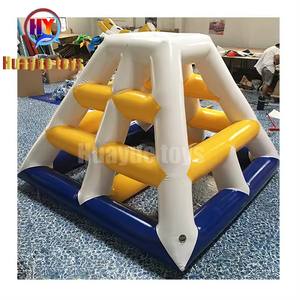 Precio de fábrica 2,5*2,5 m parque acuático agua flotante pirámide tobogán inflable agua escalada escalera juegos torre de escalada flotante - Product Image 1