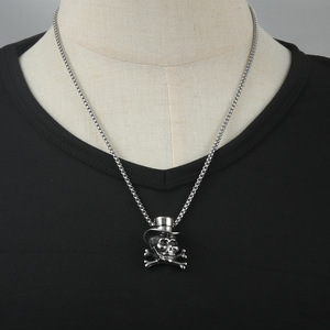 Collar con colgante de calavera de acero inoxidable con sombrero de copa y huesos entrelazados, cadena de 24 cm, color plateado, estilo punk rock para hombre - Product Image 4