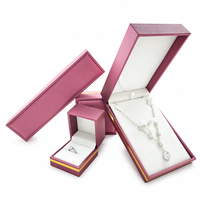 Boîte cadeau en cuir brossé rouge avec doublure en velours blanc, étui personnalisé pour collier, bague et boucles d'oreilles pour présentation