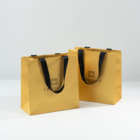 Lipack toptan fiyat lüks Logo özel şerit halat ile alışveriş kağıt torbalar ambalaj karton kağıt torba